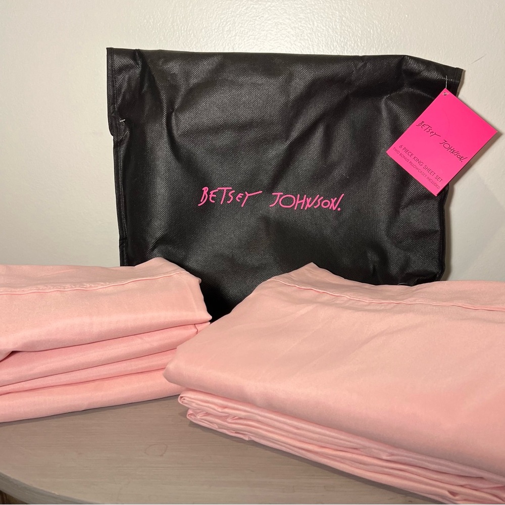 NWT Betsey Johnson 6 Piece King Solid Pink Lightweight Sheets + Storage Clutch